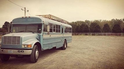 Отец с сыном превратили старый школьный автобус в дом мечты (Фото)