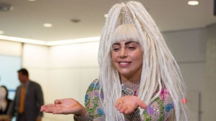 Без белья: Леди Гага пришла на свидания практически голой 