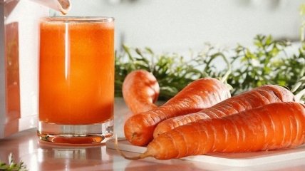 Морковный сок способен оздоровить кожу
