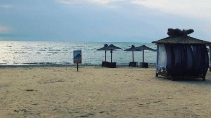 Водоросли и морские блохи отступили, но на пляжах украинских курортов людей стало заметно меньше (фото, видео)
