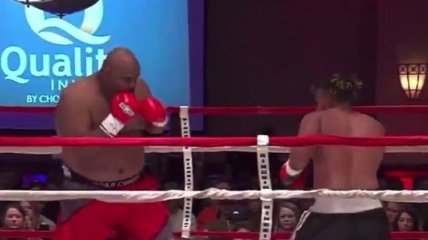 175-килограмовый боксер-дебютант с одного удара вырубил соперника (видео)