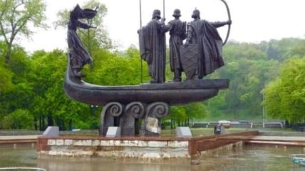 С памятника основателям Киева, неизвестные сорвали медную обшивку