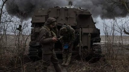 Українські військові ведуть вогонь