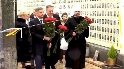 Помпео в Києві вшанував пам'ять полеглих на Донбасі