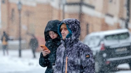 Дві людини йдуть по справам