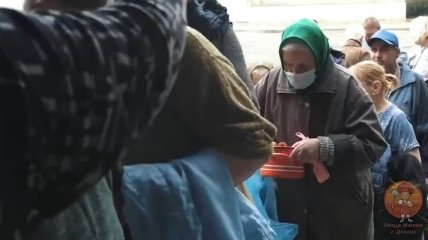 "З лопати в два рази смачніше було б": в зубожілому Донецьку - черги за безкоштовною кашею (відео)