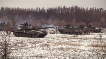 Украинские танкисты отработали захват позиций боевиков на Донбассе: видео учений