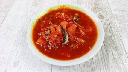 Пісний борщ з квасолею та кількою (відео)