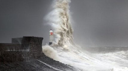 Фотограф создает удивительные снимки штормовых волн, разбивающихся о маяк (Фото)