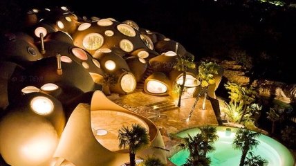 Удивительное архитектурное чудо: пузырчатый дом Пьера Кардена (Фото) 