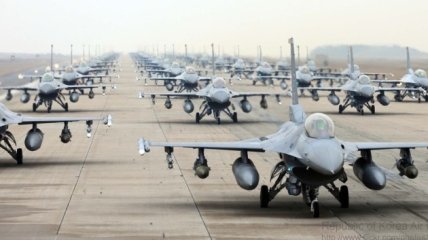 Иллюстративное фото: военный аэродром с истребителями