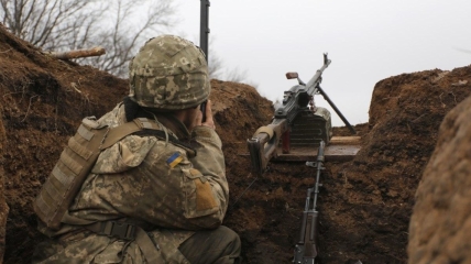 Российские боевики продолжают активно обстреливать позиции украинских защитников.