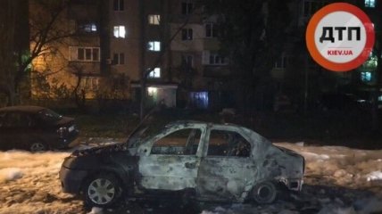 В Киеве авто полностью выгорело прямо на глазах у пьяного водителя: фото и детали курьезного ЧП