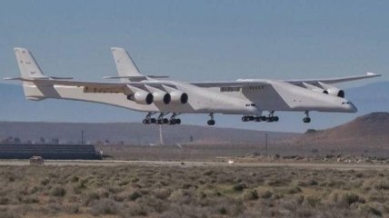 В США испытали самый большой самолет в мире: видео