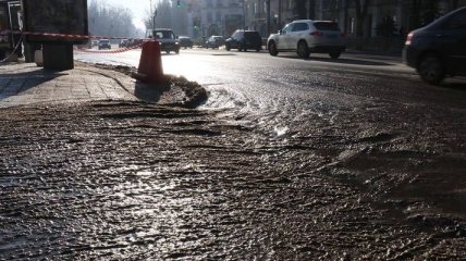 В Киеве прорвало трубу - дорога превратилась в каток