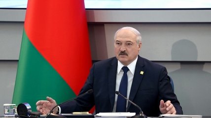 Лукашенко поднял вопрос о передаче власти своему сыну