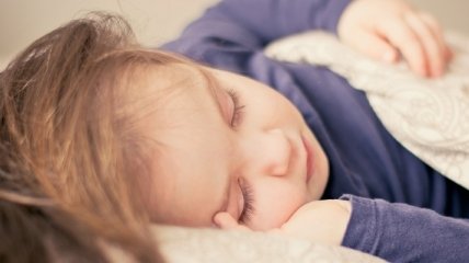 Ученые рассказали, как соблюдение режима сна детьми влияет на риск ожирения 