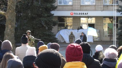 Беззбройні, але вдома, проти автоматників, що прийшли на чужу землю