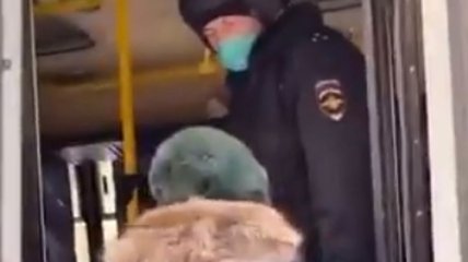 Теща меньше чем за минуту освободила зятя из автозака в Брянске: видео повеселило сеть