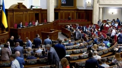 Рада не ухвалила законопроєкт, який дозволяє депутатам брати помічників без освіти