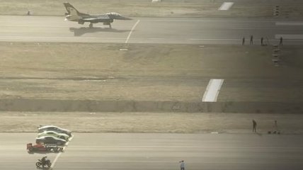 Кто быстрее? Машина Формулы-1 против самолетов, суперкаров и мотоцикла (Видео)