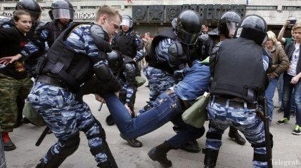 ЕС и США призывают Кремль освободить задержанных участников протеста