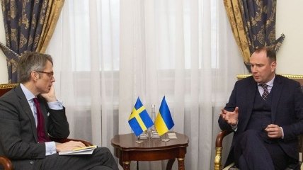 Замглавы МИД Божок встретился с послом Швеции