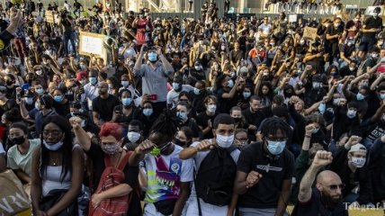 Швейцарские полицейские вместо разгона демонстрации раздали маски протестующим 