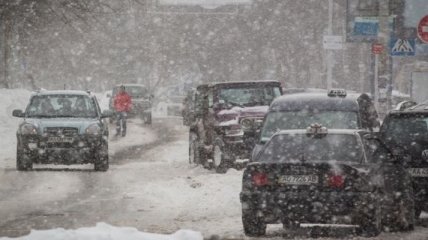 Из-за снегопада и блокирования улиц Киев стоит в пробках