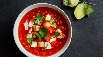 Гаспачо отлично охлаждает в жару (изображение создано с помощью ИИ)