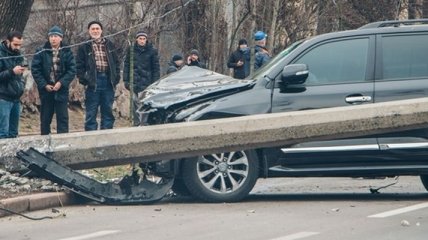 В центре Киева Toyota на скорости снесла столб