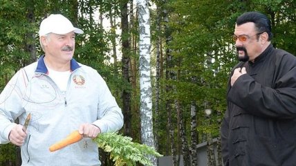 Лукашенко угостил Стивена Сигала морковкой и салом