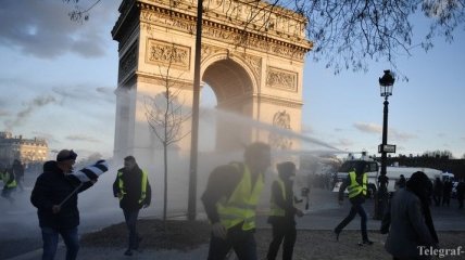 Елисейские поля в Париже приводят в порядок после погромов "желтых жилетов"