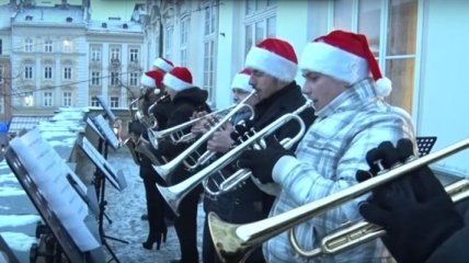 Во Львове музыканты на балконе исполнили "Новогодний джаз"