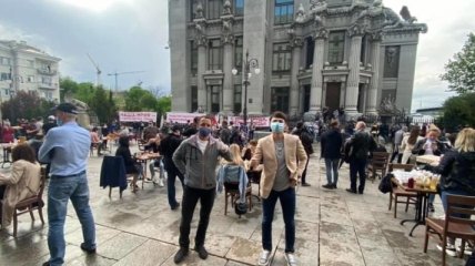 "Велюровый" карантин: протестующие устроили пикник под Офисом президента 