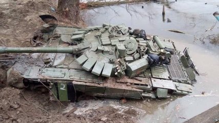 Утонувший российкий танк подняли со дна