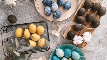 В черный, голубой и мраморный: как необычно покрасить яйца на Пасху
