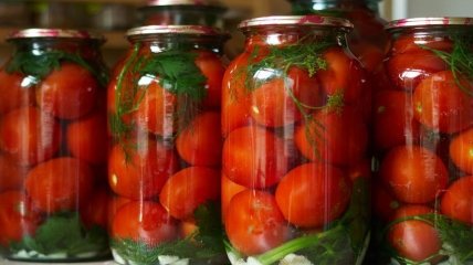Помидоры маринованные с морковной ботвой - рецепт на 1 литровую банку