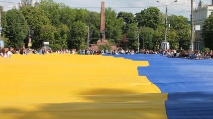 В Черновцах развернули флаг-рекордсмен
