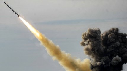Росіяни вдарили ракетою по "Новій пошті" на Харківщині: є загиблі, багато поранених (відео)