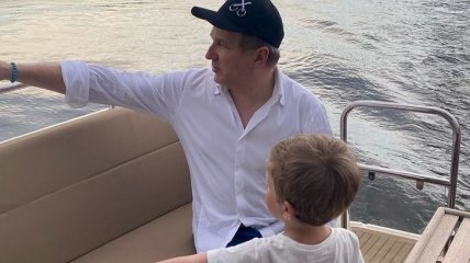 Маленький капитан: Юрий Горбунов начал учить своего сына управлять яхтой (Фото)