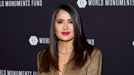 Сальма Хайек показала фигуру в купальнике