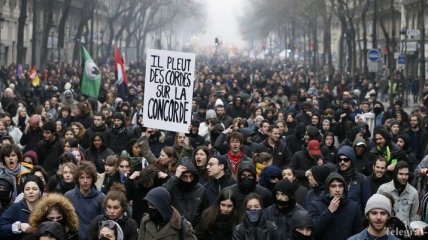 Массовые забастовки во Франции привели к массовым отменам рейсов