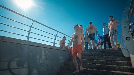 Зеленский в рамках визита в Одессу в красных шортах искупался в море (Видео)