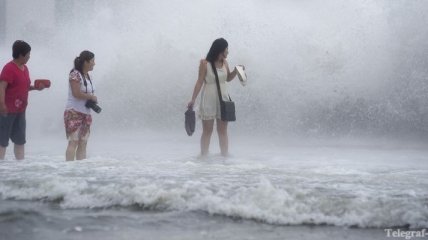 Тайфун "Кроса" движется на Китай  