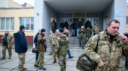Украинцы возле военкомата