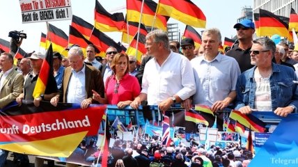 В Берлине состоялись митинги правых популистов и их политических оппонентов
