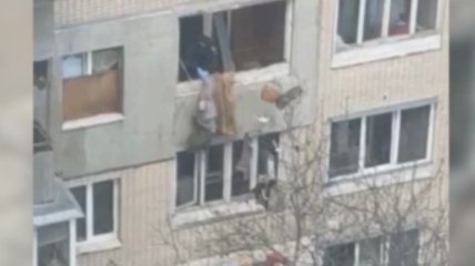 Свисал из окна на седьмом этаже: спасение мужчины в Киеве попало на видео 