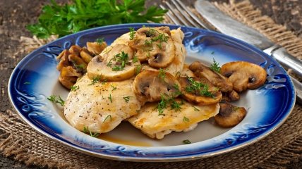 Нежное куриное филе с грибами в необычном соусе