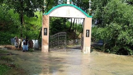 Поваленные деревья и разрушены мосты: на Закарпатье сильный ливень затопил село 